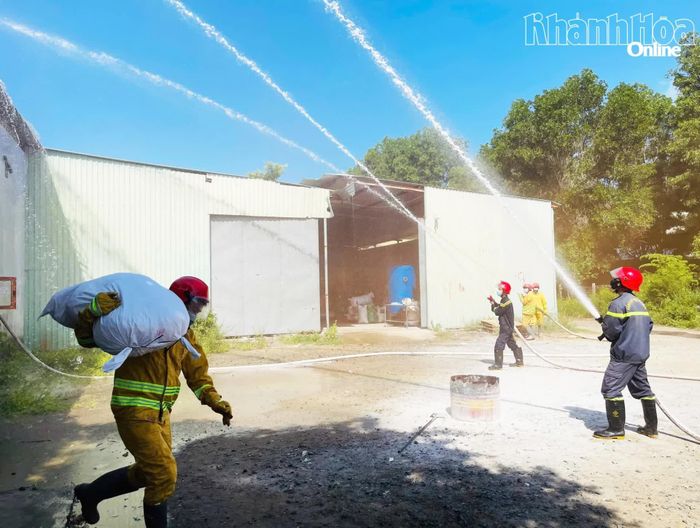 Các lực lượng phối hợp chữa cháy, kết hợp giải cứu tài sản tại hiện trường.