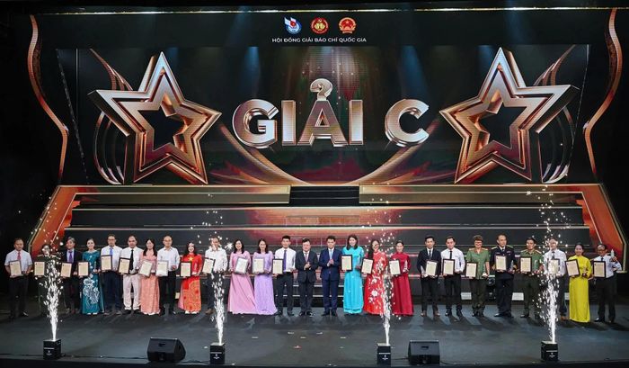 Đồng chí Lê Quốc Minh và lãnh đạo TP. Hải Phòng trao giải C cho các tác giả, nhóm tác giả (tác giả Nguyễn Vũ - Báo và Phát thanh, Truyền hình Khánh Hòa đứng thứ 9 từ phải qua).