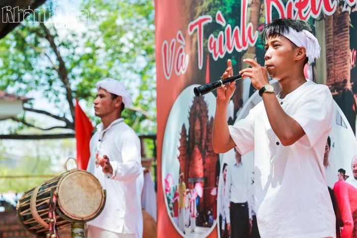 Nhạc cụ truyền thống dân tộc Chăm được các nhạc công trẻ biểu diễn tại Khu di tích quốc gia đặc biệt Tháp Pô Klong Garai.