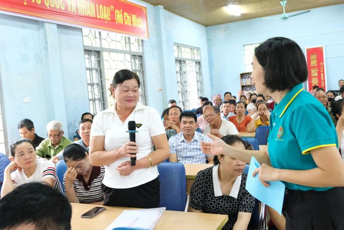 Người dân bản Bút Dưới, xã Tân Uyên chia sẻ về bình đẳng giới trong gia đình và cộng đồng.