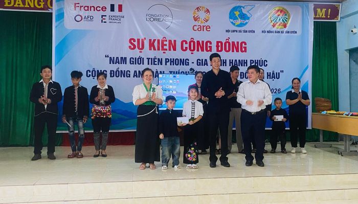 Đồng chí Lò Văn Học - Phó Bí thư Thường trực Đảng ủy xã Tân Uyên trao quà cho các gia đình tại sự kiện.