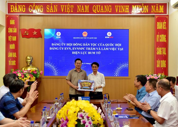 ... tặng quà cho Điện lực Bum Tở.