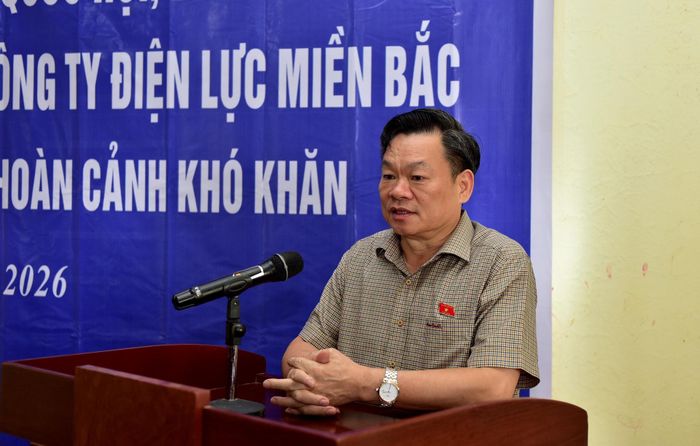 ... phát biểu động viên nhân dân bản Đầu Nậm Xả.