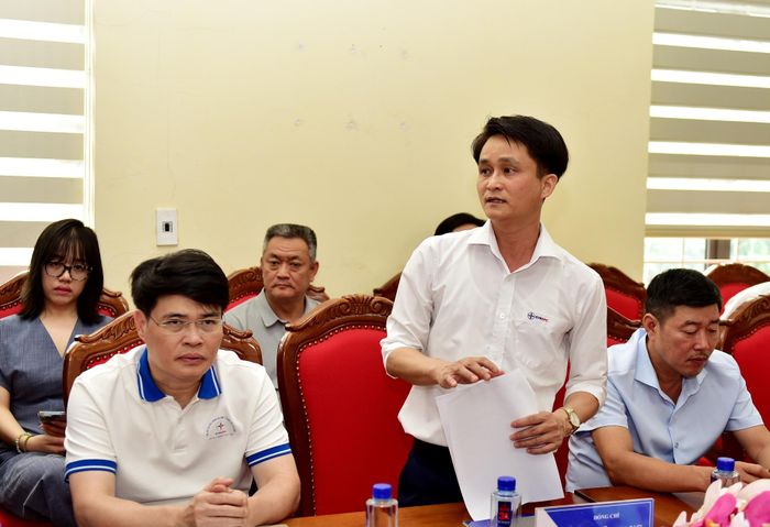 Lãnh đạo Điện lực Bum Tở báo cáo tình hình hoạt động của đơn vị với đoàn công tác.
