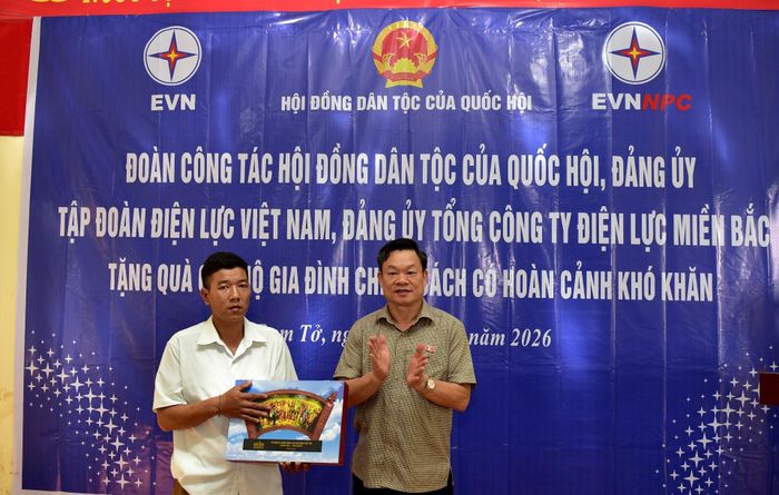 ... tặng quà lưu niệm cho bản Đầu Nậm Xả, xã Bum Tở
