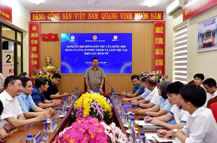 Quang cảnh buổi làm việc.
