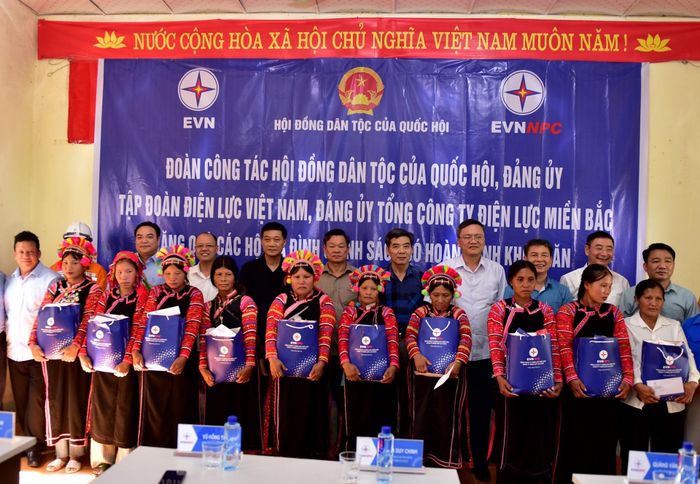 ... tặng quà cho hộ nghèo.