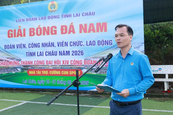 Đồng chí Phạm Ngọc Đang - Phó Chủ tịch LĐLĐ tỉnh phát biểu chúc mừng các đoàn tại lễ bế mạc giải.