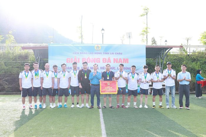 Ban Tổ chức trao giải nhì cho liên quân: Ban Quản lý dự án và Bảo trì kết cấu hạ tầng giao thông, Trung tâm Đăng kiểm và Quản lý bến xe, Trung tâm giám định chất lượng xây dựng.
