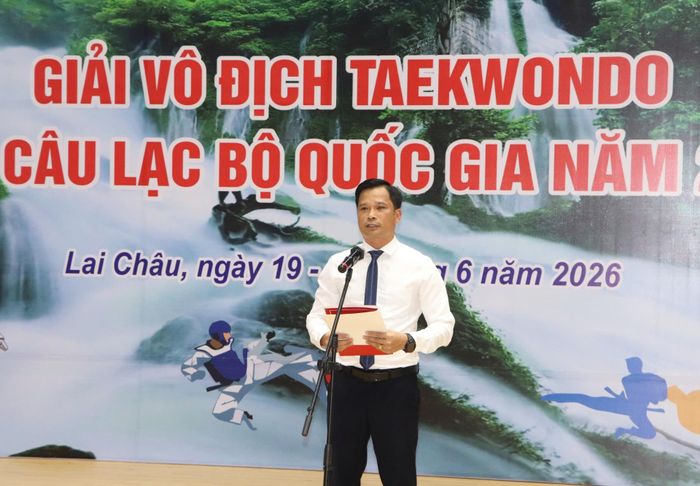 Đồng chí Trần Văn Công - Phó Giám đốc Sở VHTT&DL, Phó Trưởng Ban Thường trực Ban Tổ chức giải phát biểu khai mạc.