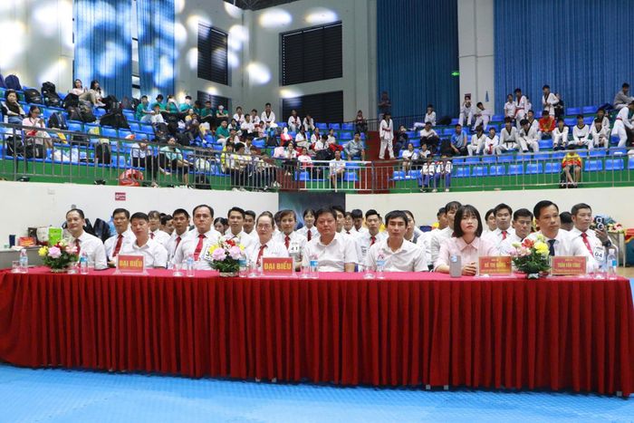 Đại biểu dự lễ khai mạc.