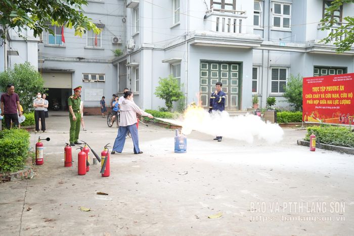 Người dân thực hành sử dụng bình chữa cháy xách tay để dập lửa
