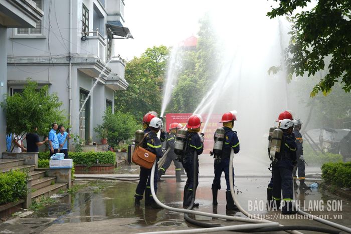 Lực lượng chức năng khẩn trương có mặt và bố trí các vòi phun nước để dập đám cháy