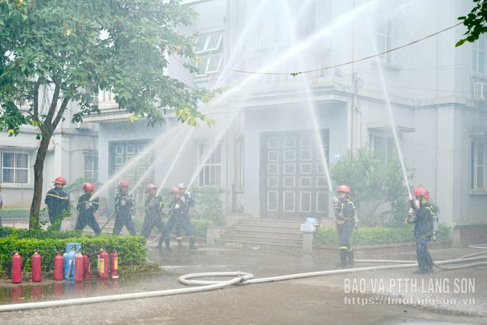 Lực lượng chức năng nhanh chóng phun nước dập tắt đám cháy, đảm bảo an toàn cho các hộ liền kề căn hộ bị cháy