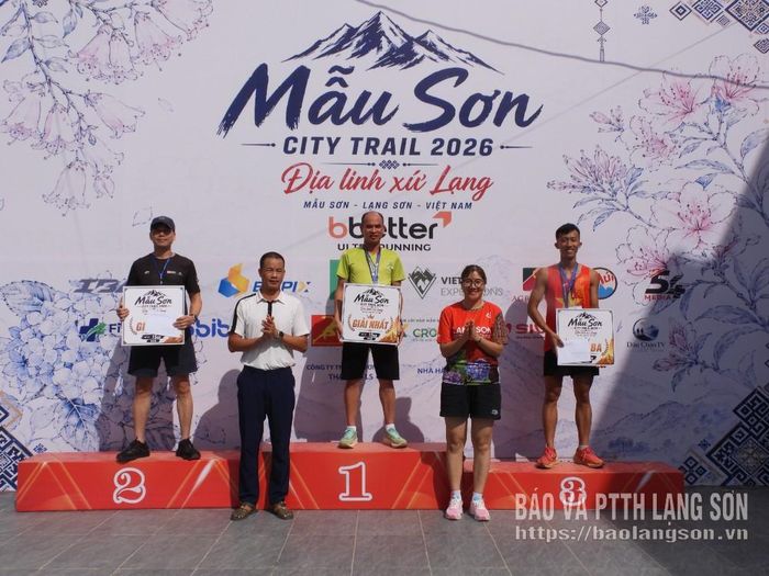 Lãnh đạo UBND xã Mẫu Sơn trao giải cho các VĐV