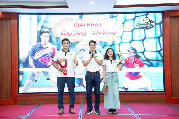 Lãnh đạo Báo và Phát thanh, Truyền hình Lạng Sơn trao giải cho vận động viên đạt giải nhất môn Pickleball