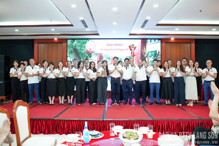 Lãnh đạo Báo và Phát thanh, Truyền hình Lạng Sơn trao giải cho Tổ công đoàn phòng Chuyên đề đạt giải nhất môn kéo co