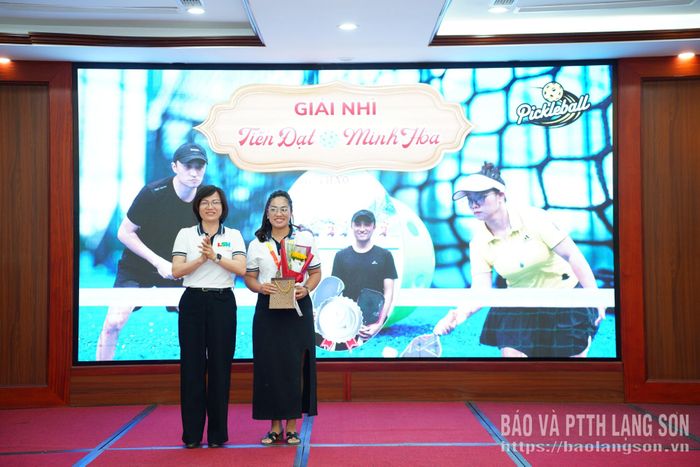 Lãnh đạo Báo và Phát thanh, Truyền hình Lạng Sơn trao giải cho vận động viên đạt giải nhì môn Pickleball