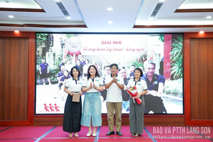 Lãnh đạo Báo và Phát thanh, Truyền hình Lạng Sơn trao giải cho Tổ công đoàn Kỹ thuật - Công nghệ đạt giải nhì môn kéo co