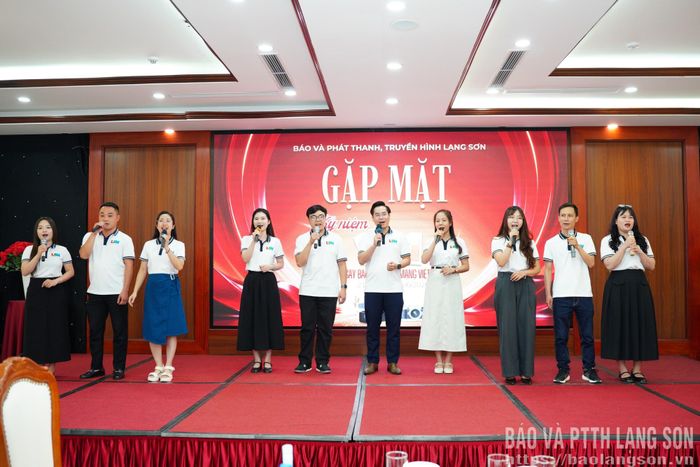 Tiết mục văn nghệ chào mừng trong chương trình