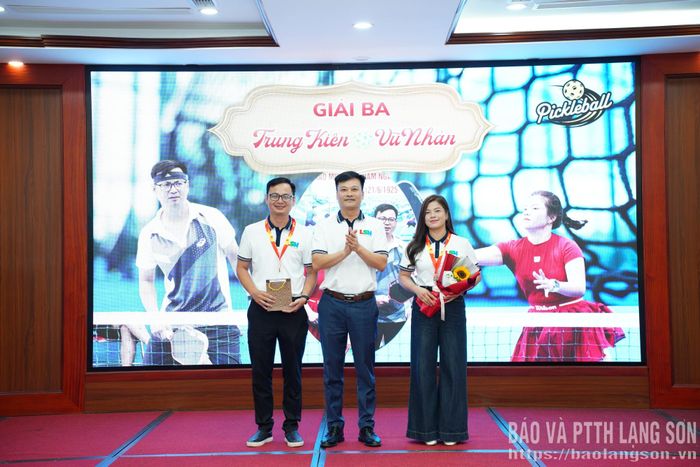 Lãnh đạo Báo và Phát thanh, Truyền hình Lạng Sơn trao giải cho vận động viên đạt giải ba môn Pickleball