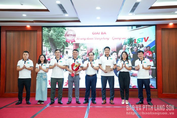 Lãnh đạo Báo và Phát thanh, Truyền hình Lạng Sơn trao giải cho Tổ công đoàn Văn phòng - Quảng cáo đạt giải ba môn kéo co