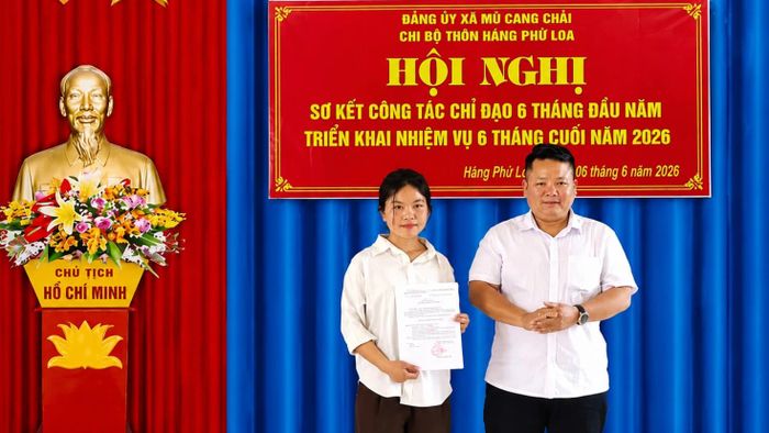Chị Chang Thị Sua - dòng họ Chang, xã Mù Cang Chải nhận quyết định đảng viên chính thức.