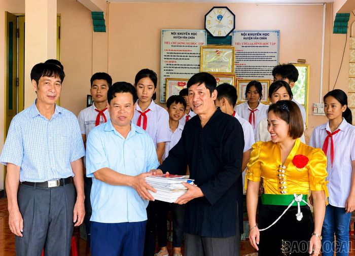 Dòng họ Sa có một tủ sách khuyến học, thường xuyên được cập nhật sách, báo mới.