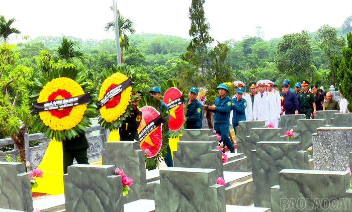 Đảng bộ, chính quyền, các lực lượng vũ trang di chuyển hài cốt liệt sĩ về an nghỉ tại Nghĩa trang Liệt sĩ Minh Bảo.