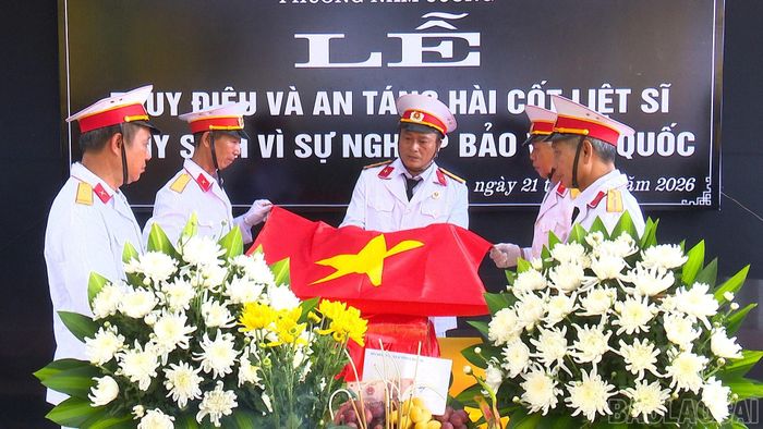 Hội Cựu chiến binh phường Nam Cường thực hiện nghi lễ phủ Quân kỳ.