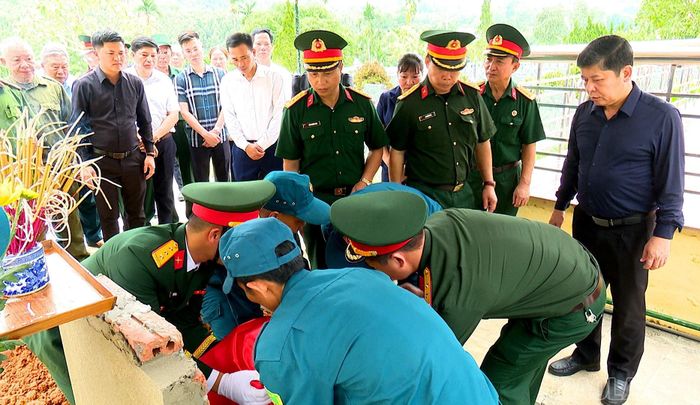 Đảng bộ, chính quyền, các lực lượng vũ trang tổ chức an táng hài cốt liệt sĩ tại Nghĩa trang Liệt sĩ Minh Bảo.