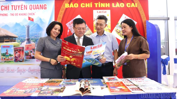 Đồng chí Lê Quốc Minh, Ủy viên Ban Chấp hành Trung ương Đảng, Tổng Biên tập Báo Nhân Dân, Phó Trưởng Ban Tuyên giáo và Dân vận Trung ương, Chủ tịch Hội Nhà báo Việt Nam tham quan gian trưng bày ấn phẩm báo chí tỉnh Lào Cai.