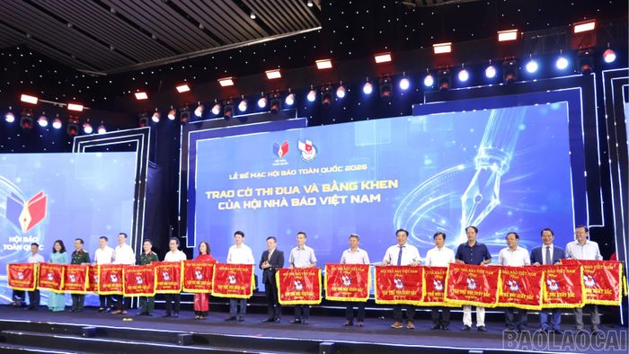 Hội Nhà báo tỉnh Lào Cai là một trong 17 tập thể được Hội Nhà báo Việt Nam tặng Cờ thi đua, công nhận danh hiệu tập thể Hội xuất sắc năm 2025.