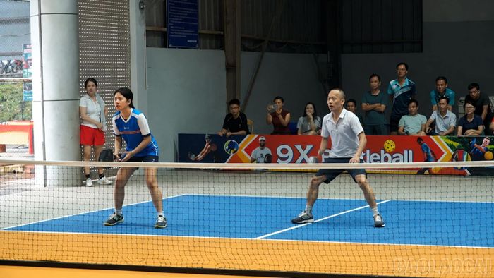 Giải đấu tạo cơ hội để các thành viên trong gia đình cùng ra sân, chia sẻ niềm vui thể thao.