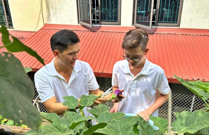 Mỗi ngày, anh Dương luôn dành thời gian quan tâm, chỉ bảo con từ những điều đơn giản trong cuộc sống.