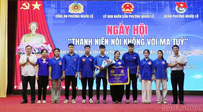 Ban Tổ chức trao giải Nhất, Nhì, Ba cho các đội thi.