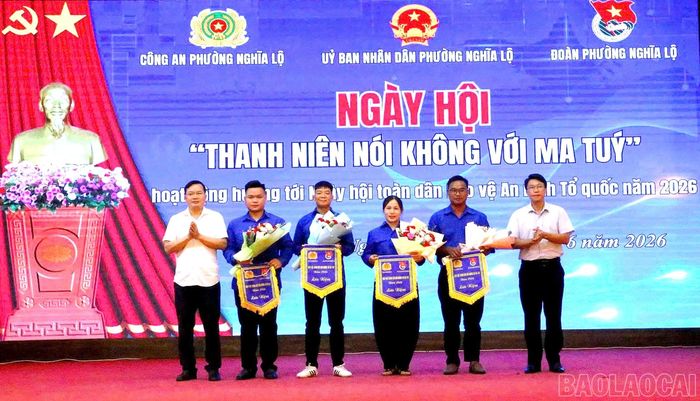 Ban Tổ chức tặng Cờ lưu niệm cho các đội thi.