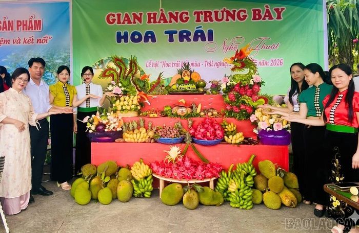 Các gian hàng giới thiệu nhiều nông sản địa phương.