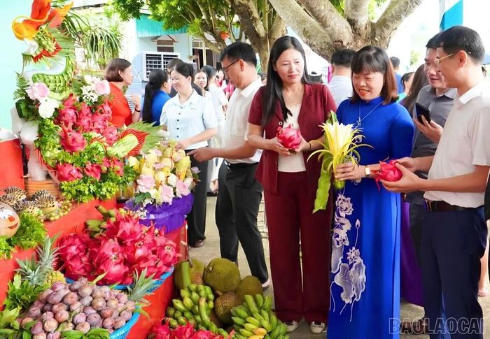 Lãnh đạo tỉnh và phường Trung Tâm tham dự lễ hội.