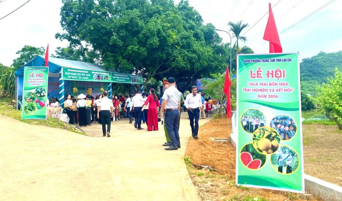 Nhiều người dân và du khách tham dự lễ hội.
