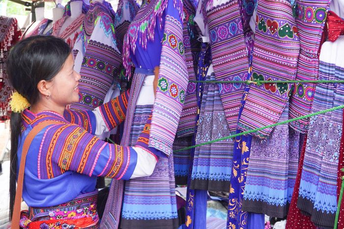 Váy áo thổ cẩm được nhiều chị em tìm hiểu, lựa chọn