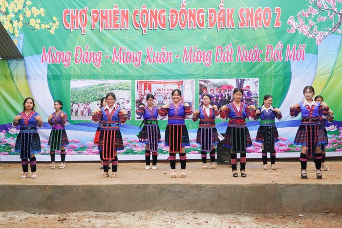Chợ phiên không chỉ là nơi buôn bán, trao đổi hàng hóa mà còn là điểm hẹn văn hóa của bà con thôn Đắk Snao 2