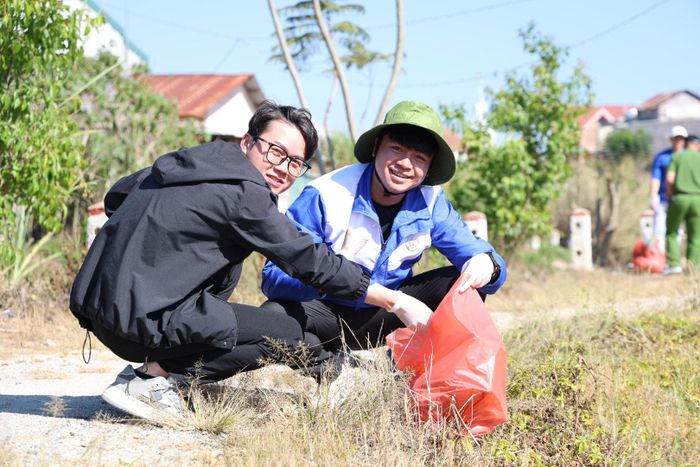 Người dân tham gia thu gom rác thải, bảo vệ môi trường