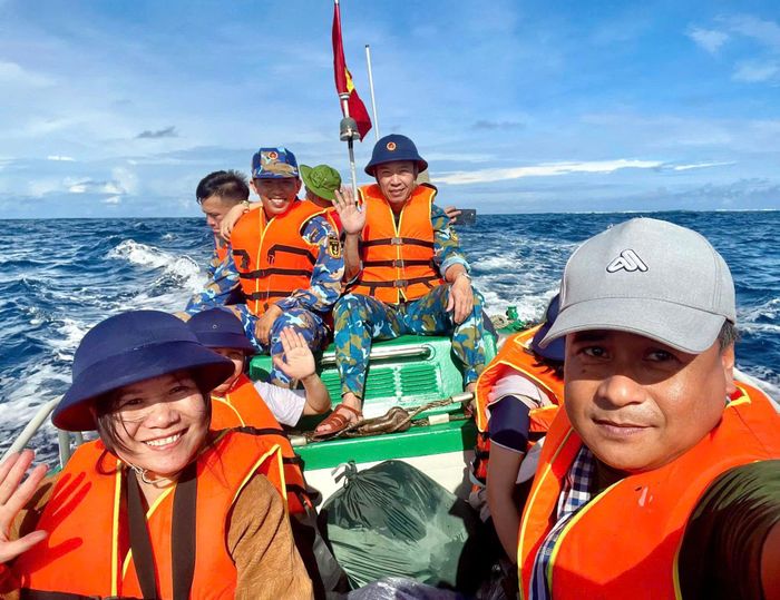 Quỳnh Uyển - phóng viên Báo và Phát thanh, Truyền hình Lâm Đồng trên xuồng chuyền tải