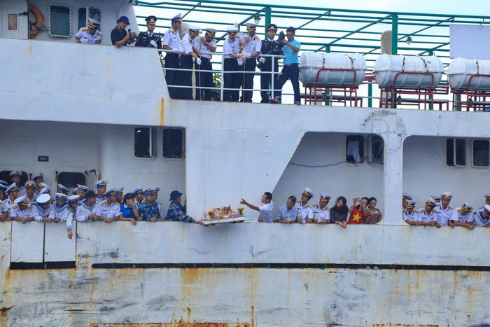 Nhà báo tác nghiệp trên hải trình Trường Sa