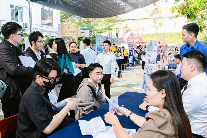 Sinh viên Trường Đại học Phan Thiết tham gia ngày hội tư vấn, giới thiệu việc làm