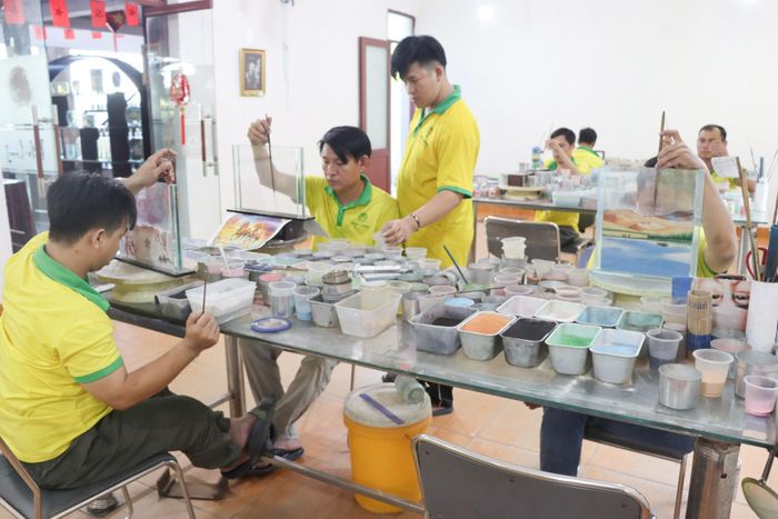Hoạt động thường nhật tại Xưởng thiết kế vẽ tranh của Cơ sở tranh cát Phi Long