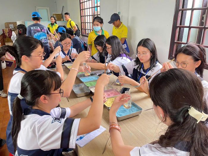 Du khách tham quan, trải nhiệm nghệ thuật tranh cát tại Xưởng thiết kế vẽ tranh