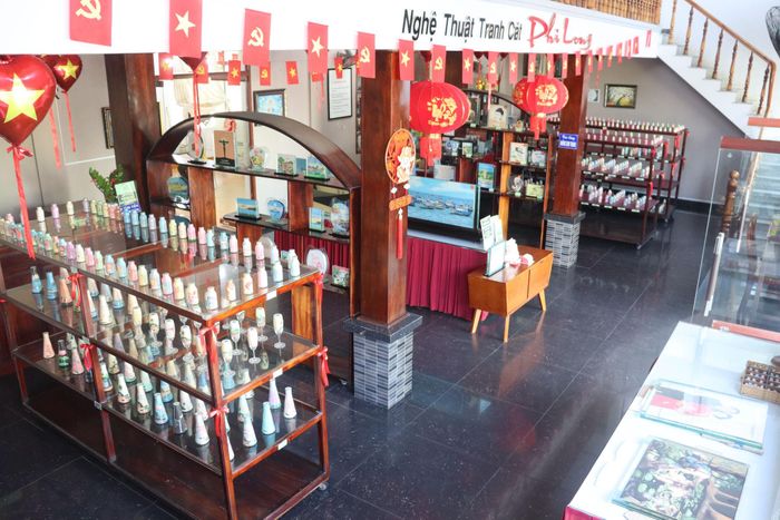 Phòng trưng bày sản phẩm của Cơ sở tranh cát Phi Long