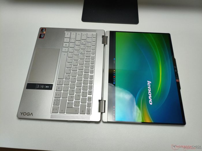 Bản lề 180° cho phép laptop được sử dụng ở nhiều tư thế vật lý khác nhau.